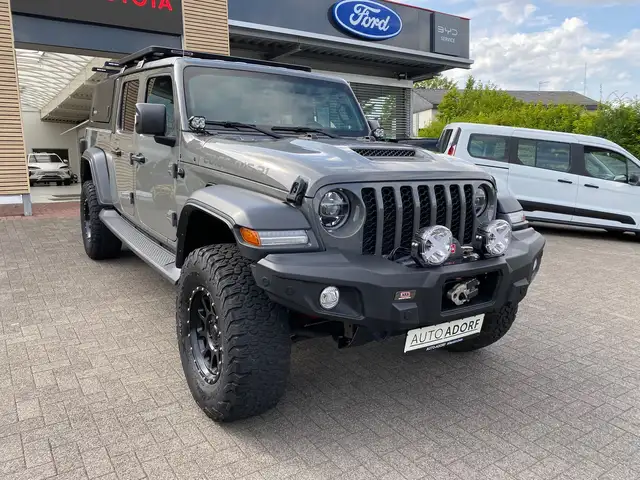 Jeep Gladiator Gladiator 3.0V6 MultiJet AWD Automatik Sport mit FOX Fahrwerk, Smartcab Hardtop, Seilwinde, Dachträger, Sonderräder uvm.