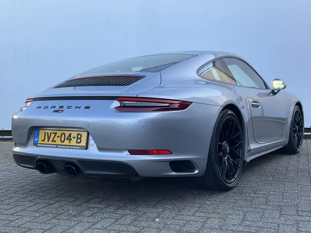 Porsche 911 view 5