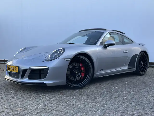 Porsche 911 view 2