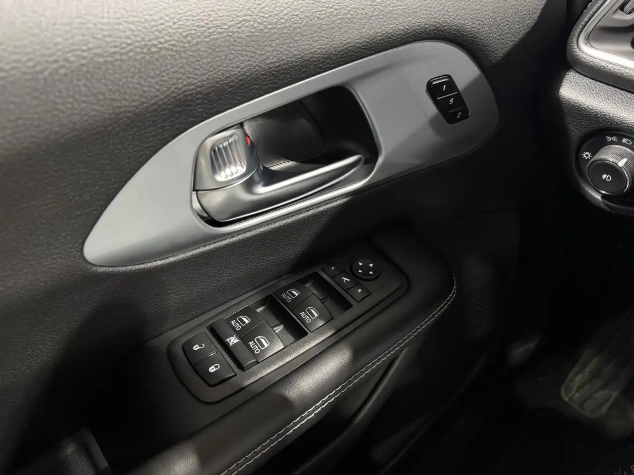 Chrysler Pacifica photo Chrysler Pacifica