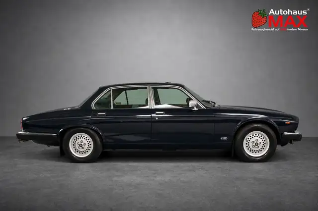 Jaguar XJ12 view 7