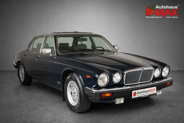 Jaguar XJ12 view 8