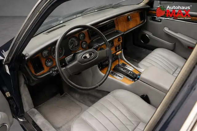 Jaguar XJ12 view 13