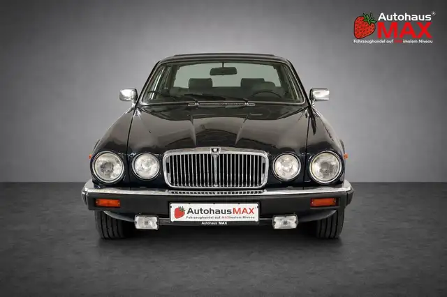 Jaguar XJ12 view 9