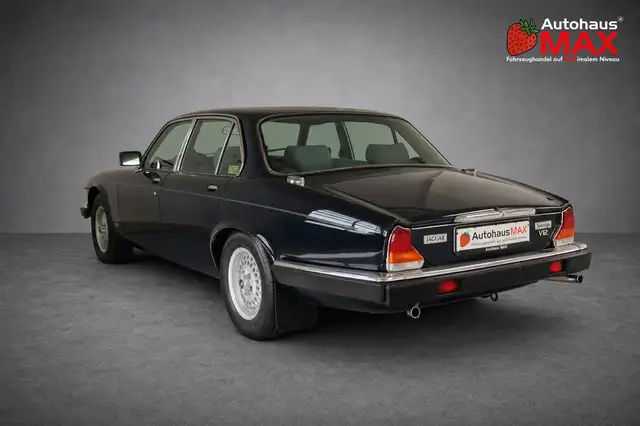 Jaguar XJ12 view 3