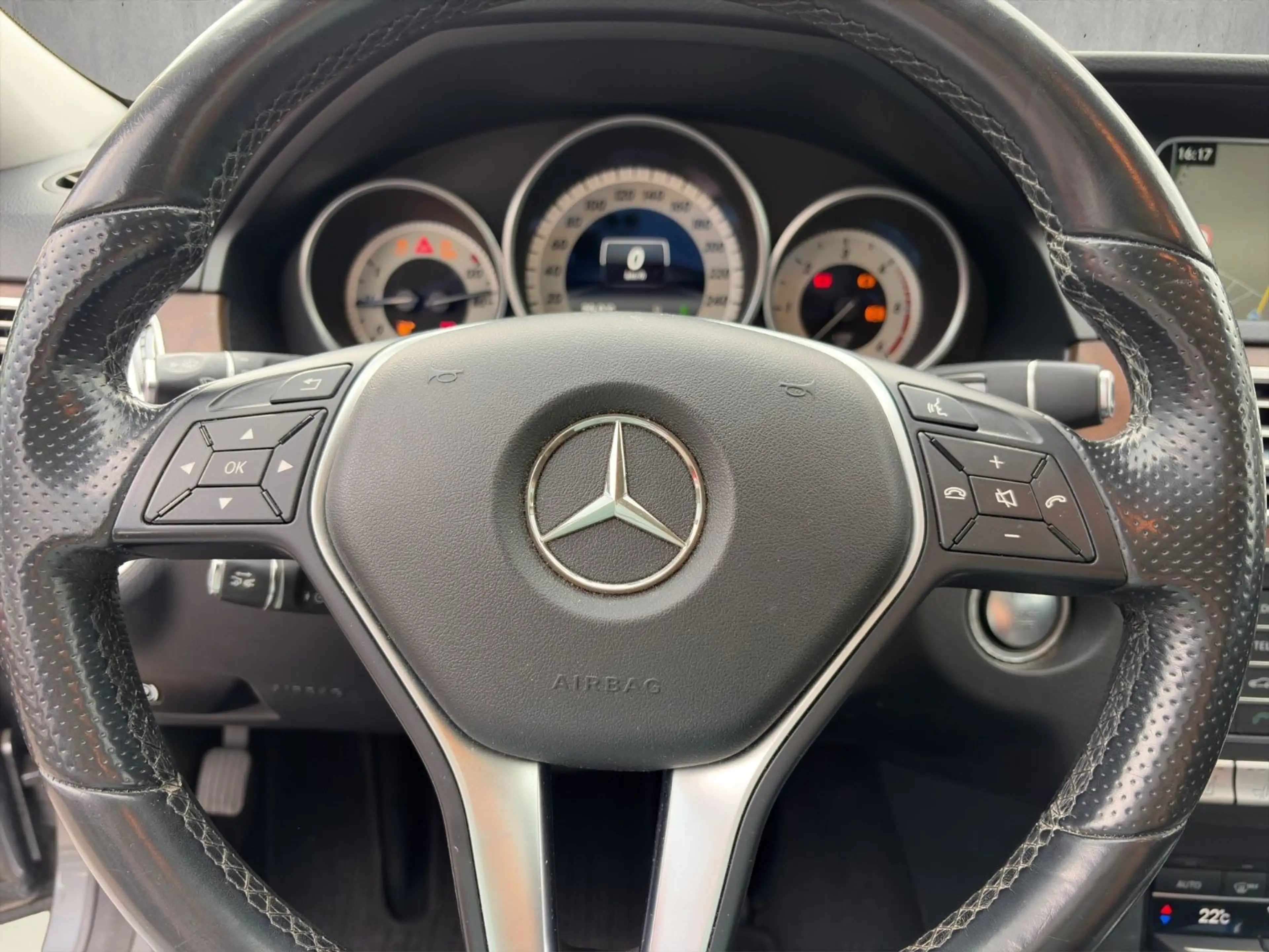 Mercedes-Benz E 350 T-Modell 4Matic Leder Pano LED AHK — photo 10