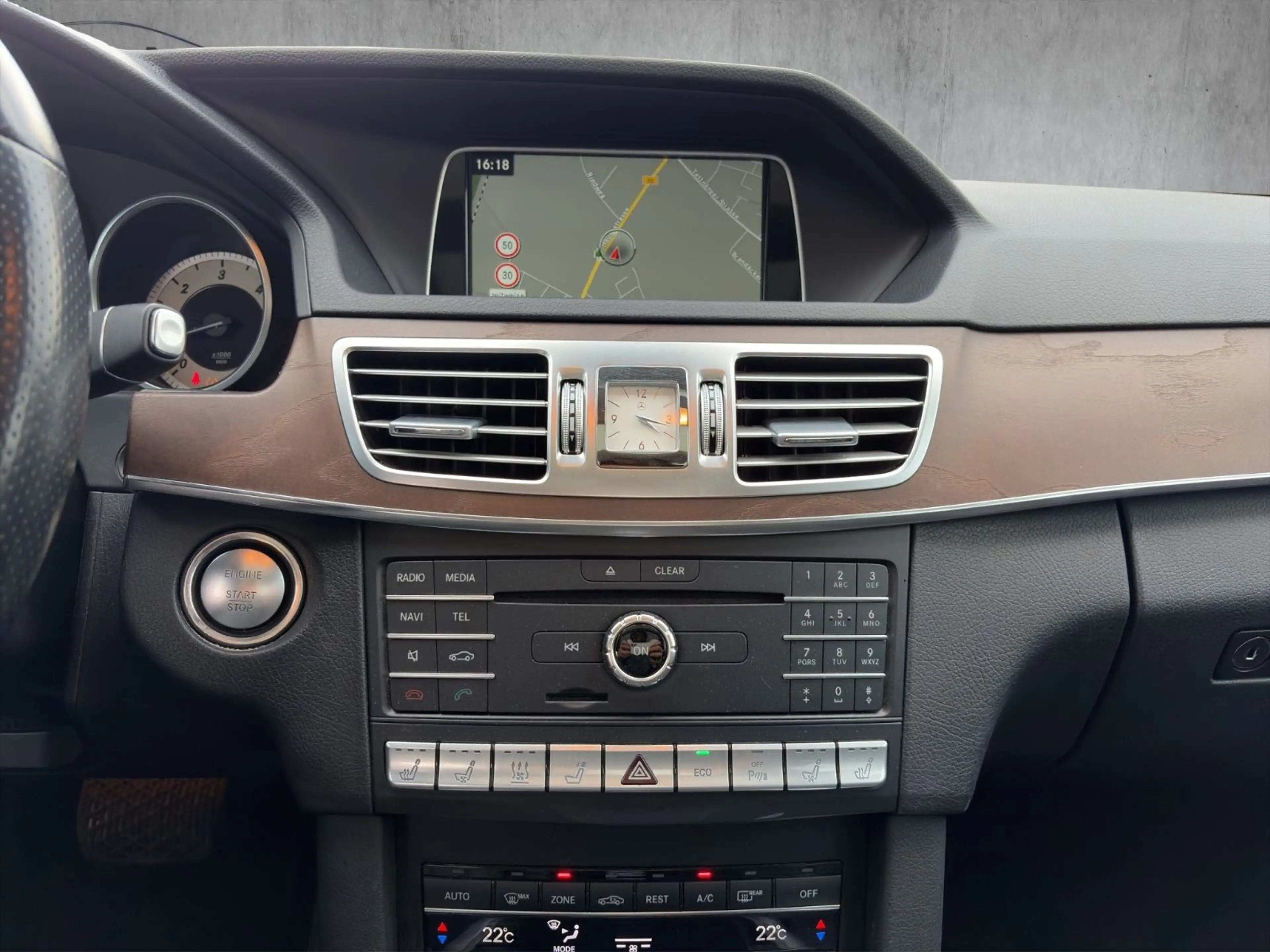 Mercedes-Benz E 350 T-Modell 4Matic Leder Pano LED AHK — photo 15