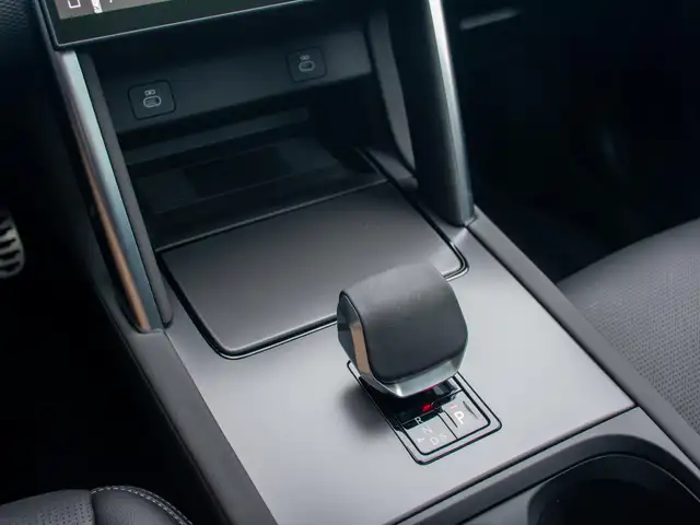 Land Rover Discovery Sport view 12