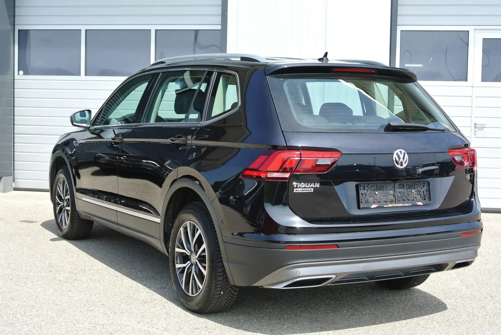 Volkswagen Tiguan Allspace 2.0 TDI DSG Comfortline ** 7- SITZE ** LED * NAVI* Schwarz - 2