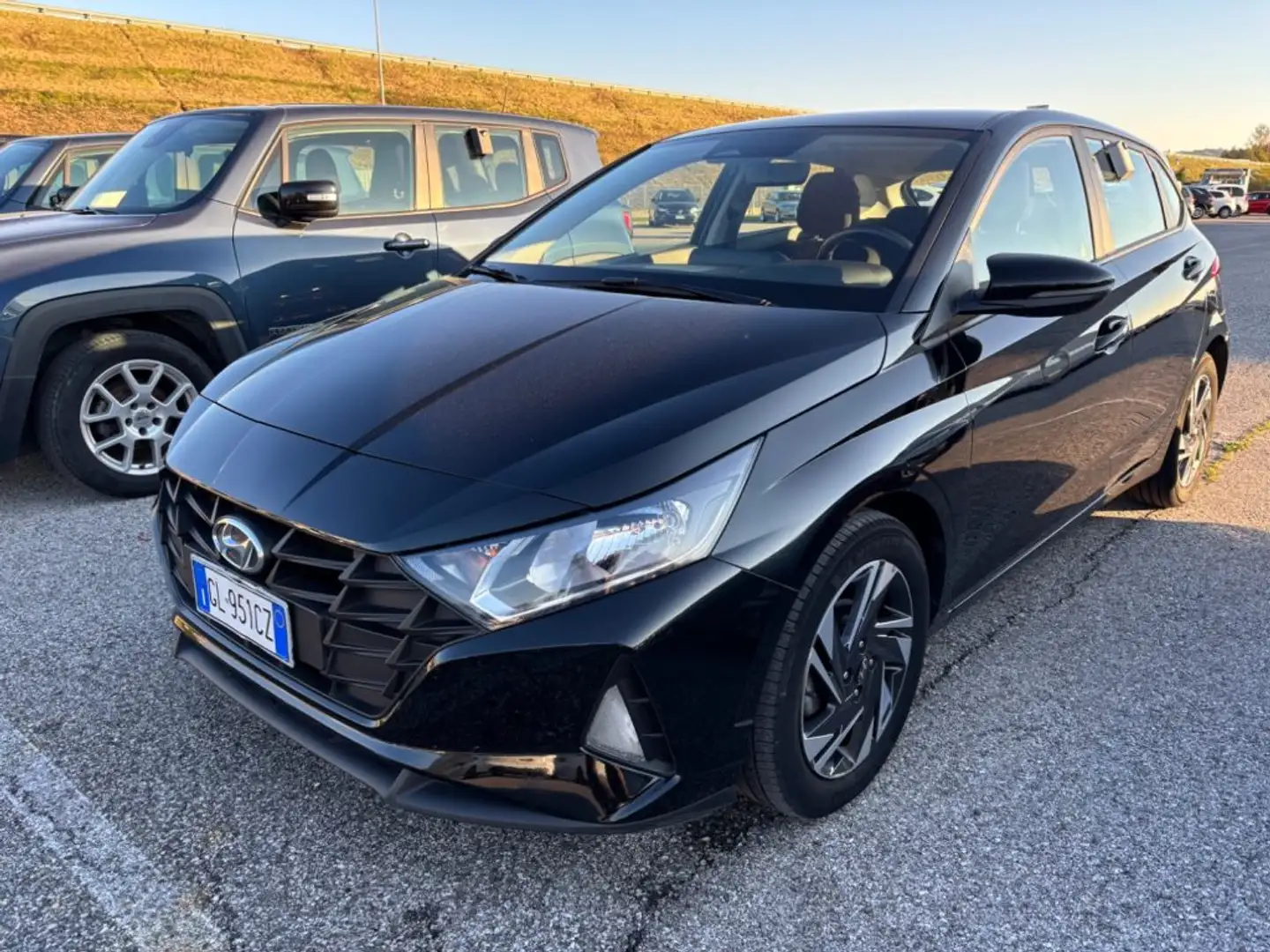 Hyundai i20 1.2 MPI MT Connectline Zwart - 1