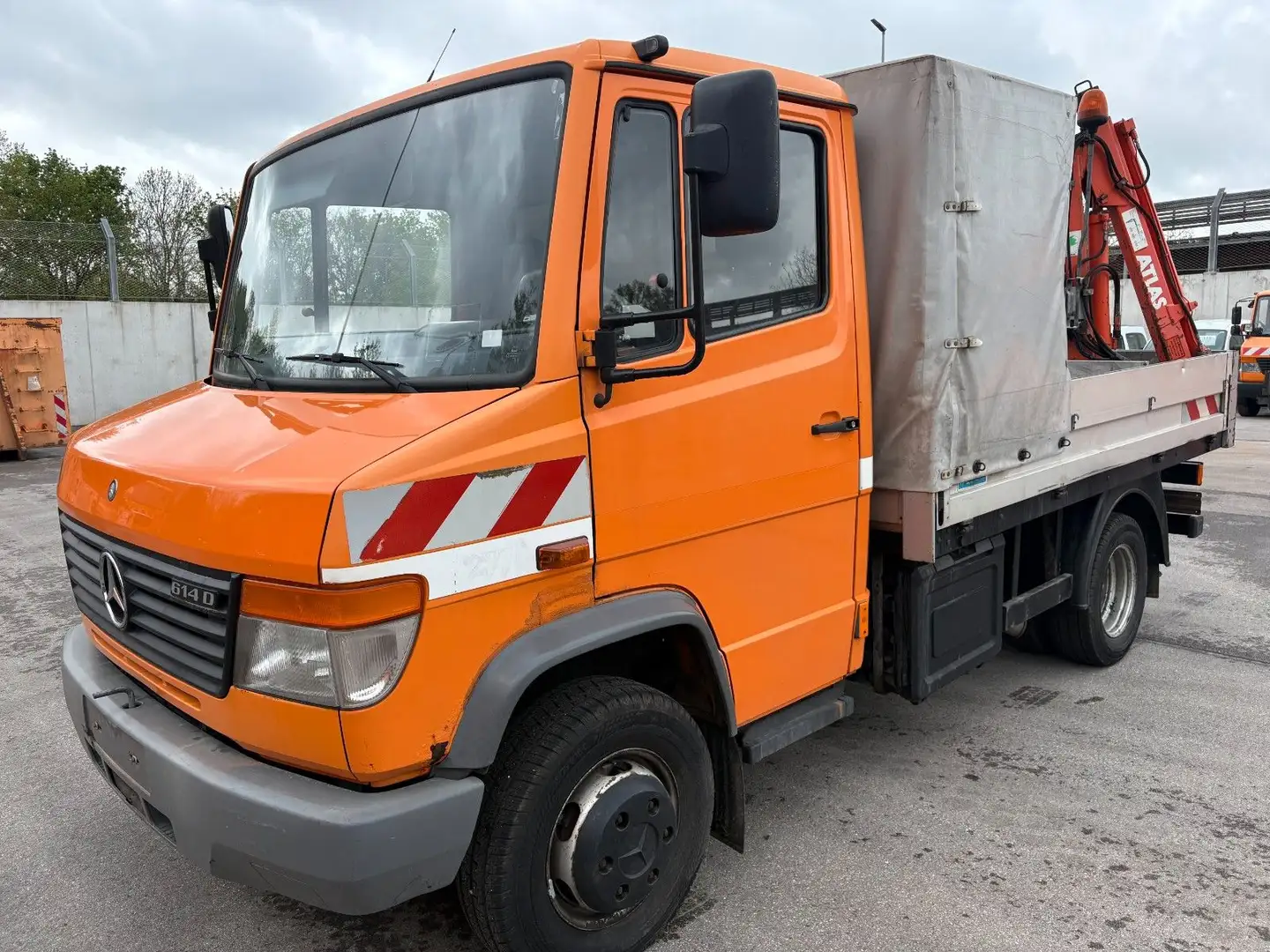 Mercedes-Benz Vario 614 D Pritsche * Kran * Orange - 2