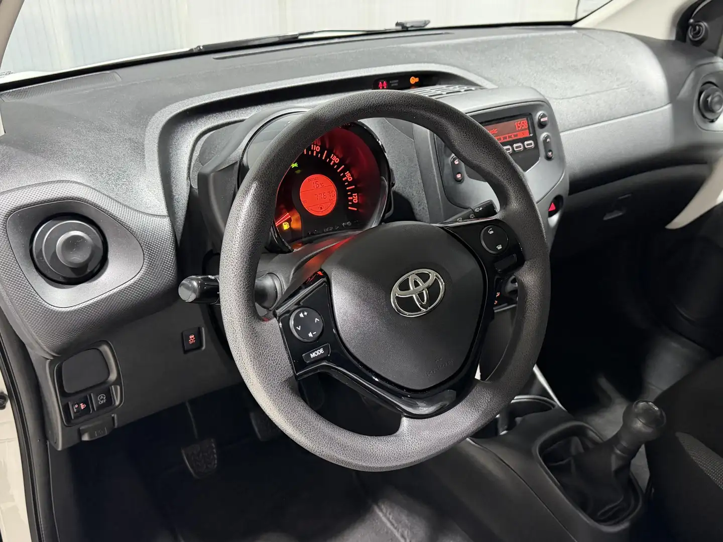 Toyota Aygo 1.0 VVT-i x-fun | 5-Deurs | Bluetooth | Airco | Vo Wit - 2
