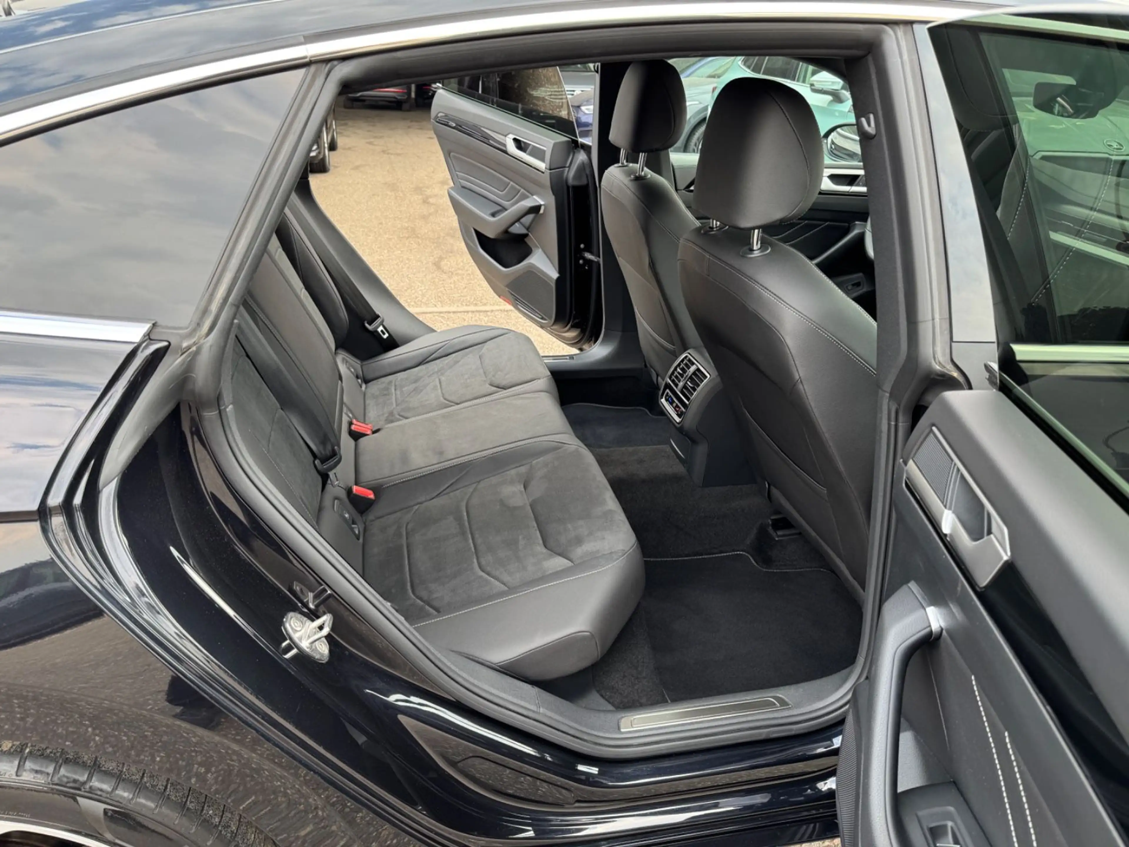 Volkswagen Arteon 2.0 TDI R-Line Navi LED Kamera ACC AHK 1. — photo 14