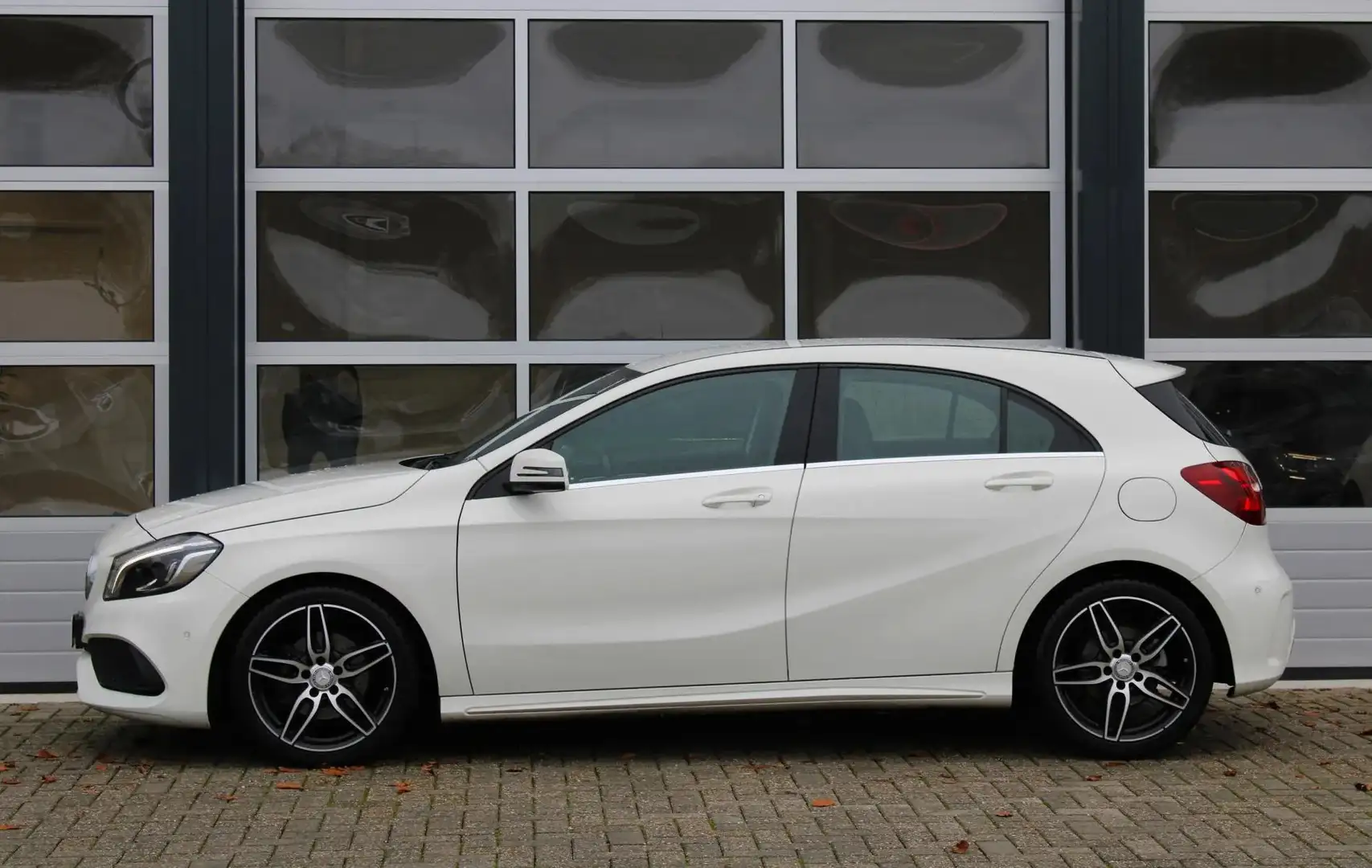 Mercedes-Benz A 180 AMG | Facelift | Stoelverwarming | LED Wit - 2