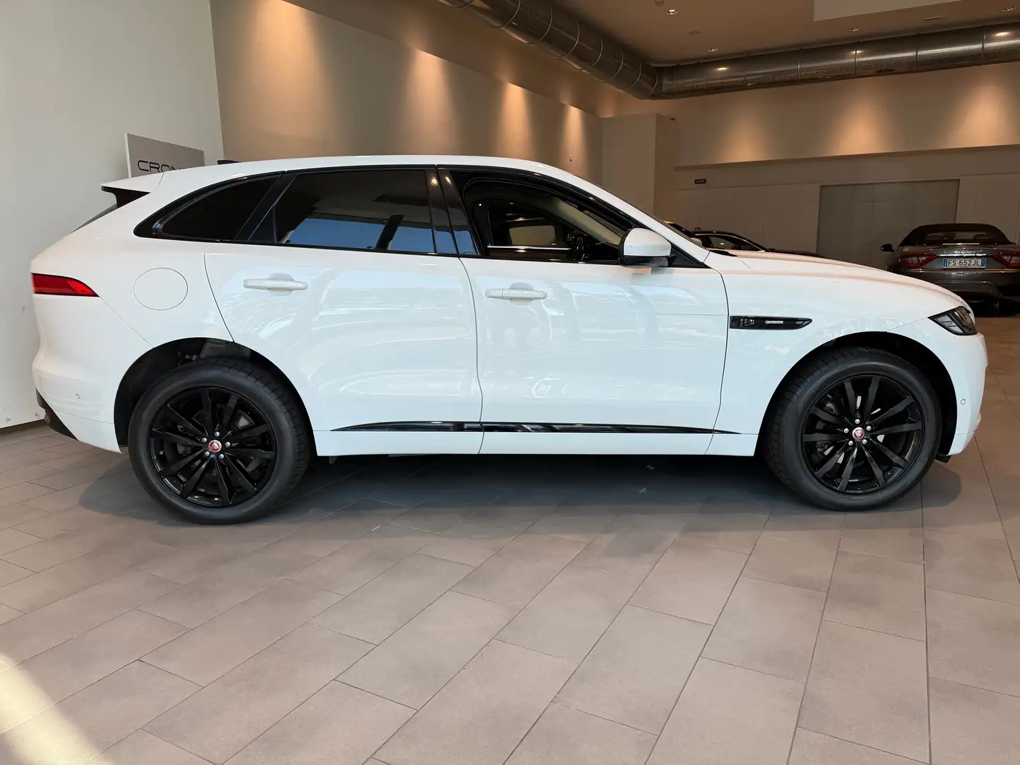 Jaguar F-Pace F-Pace 2015 2.0 i4 R-Sport awd 250cv auto my20 Weiß - 2