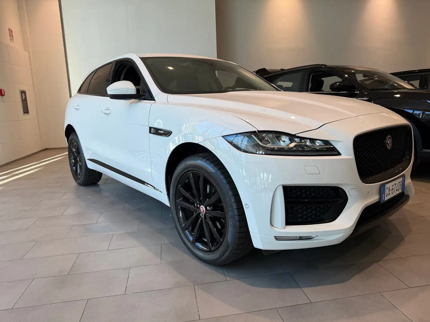 Jaguar F-Pace F-Pace 2015 2.0 i4 R-Sport awd 250cv auto my20 Weiß - 1
