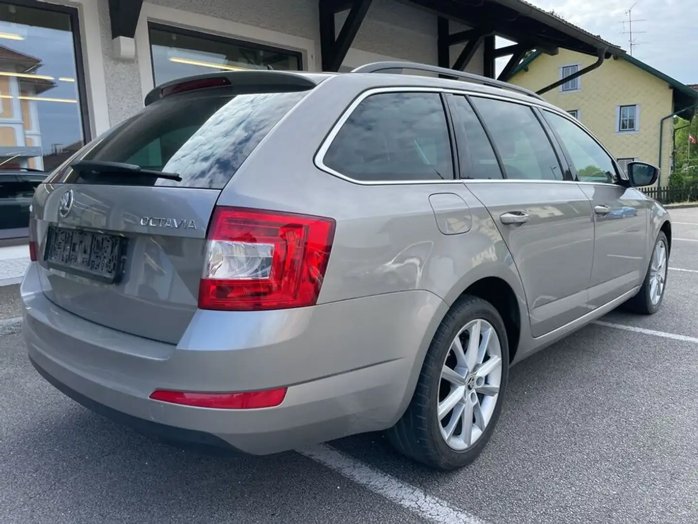 Skoda Octavia Elegance * H Ä N D L E R I N S E R A T * Beige - 2