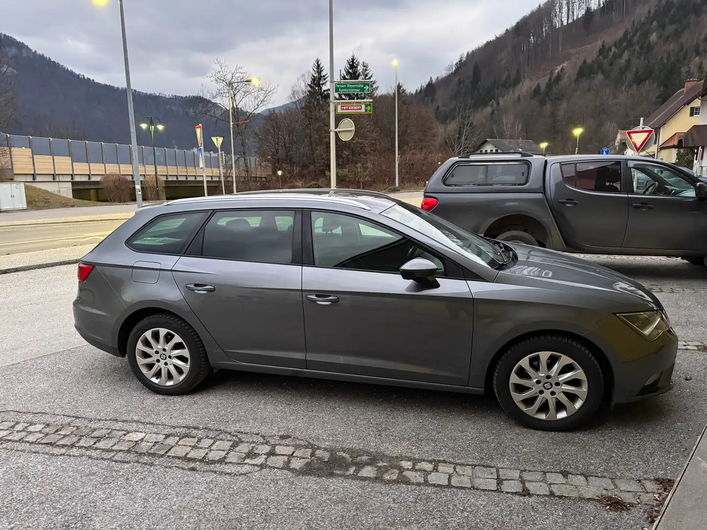 SEAT Leon Leon ST Style 1,6 TDI CR 4Drive Style Grau - 2