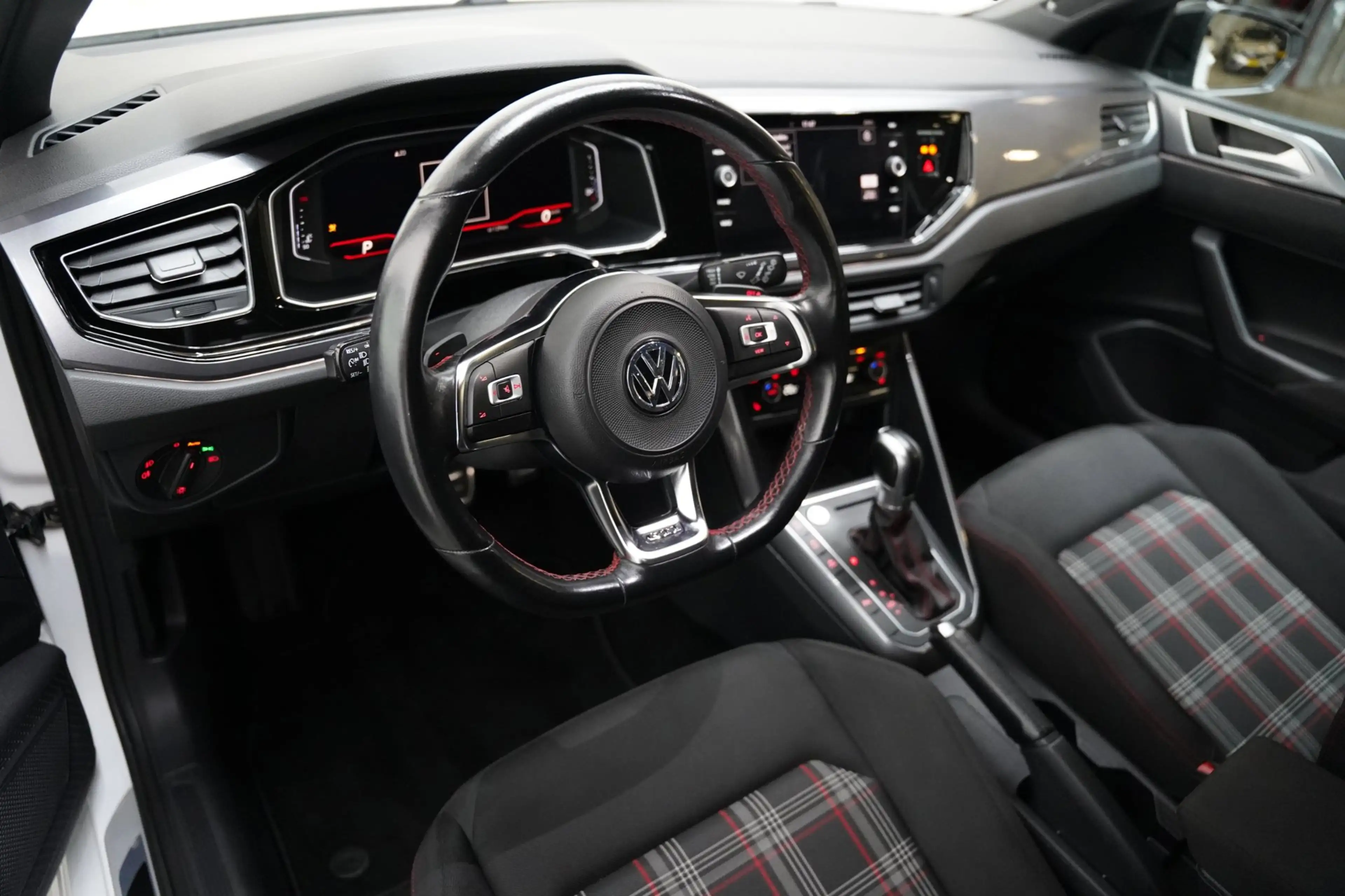 Volkswagen Polo GTI 2.0 TSI VIRTUAL KEYLESS BEATS CAMERA — photo 26