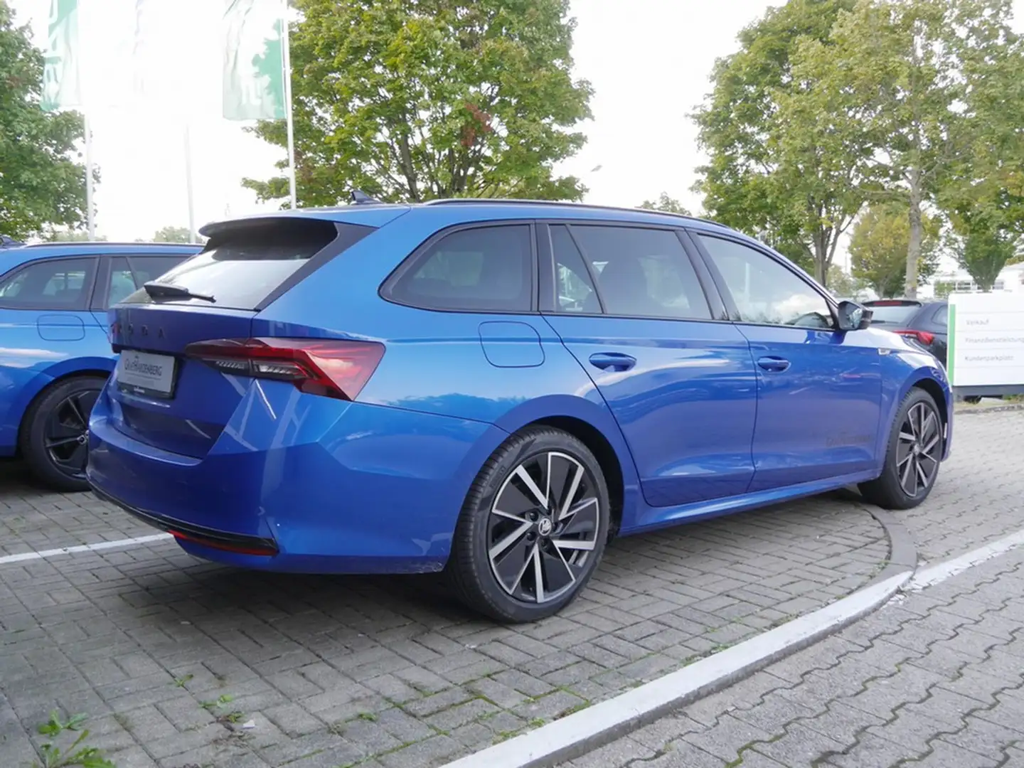 Skoda Octavia Combi Sportline 1.5 TSI DSG TravelAssist Blauw - 2