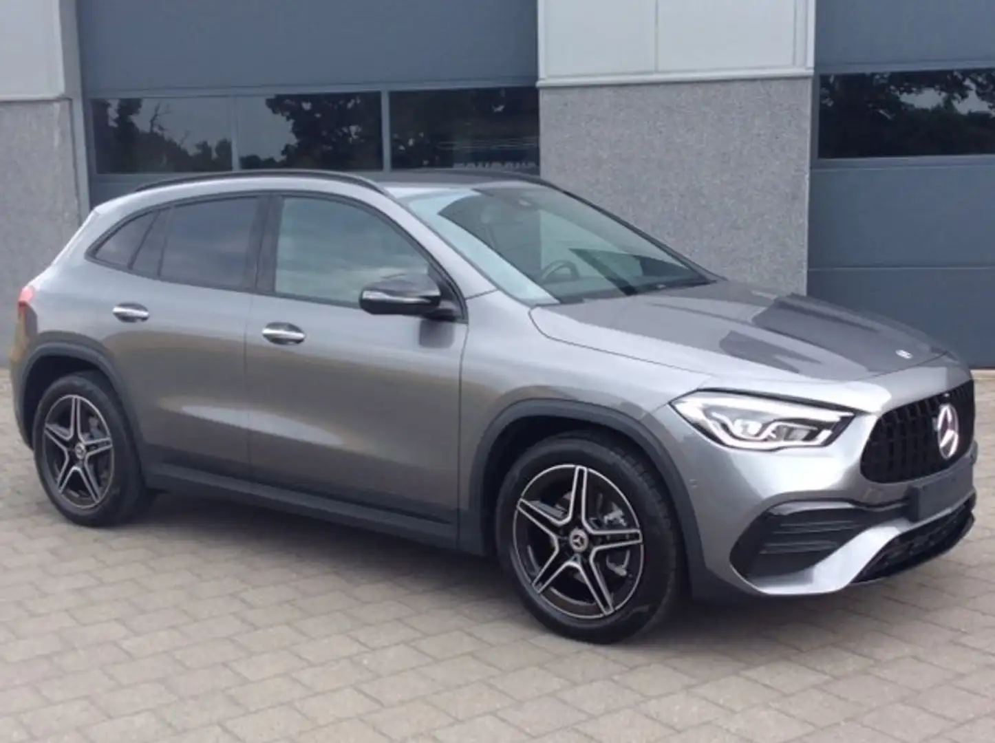 Mercedes-Benz GLA 180 AMG line*Nightpak*Camera*Sfeerverl*Trekh*3j WB Gris - 1