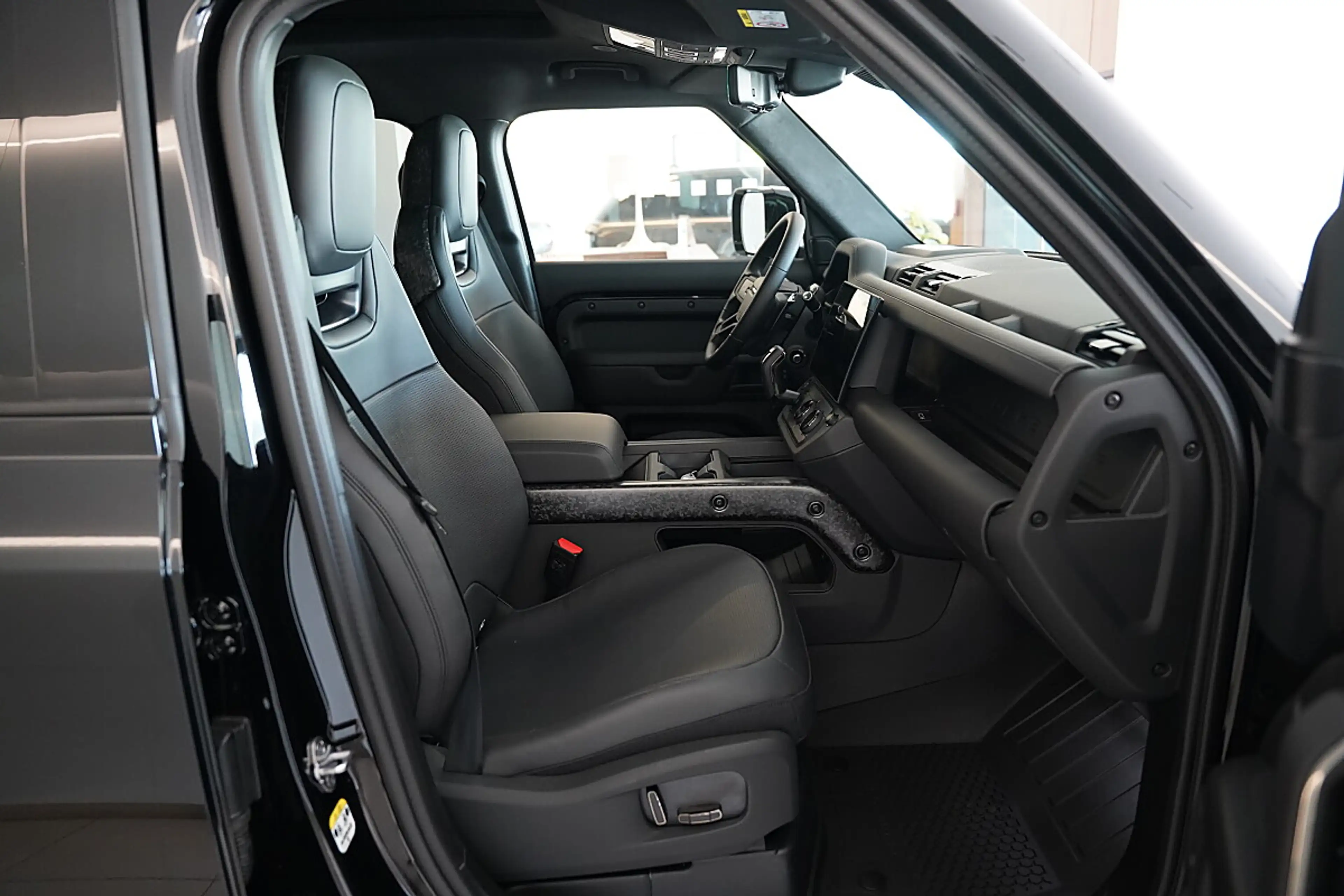 Land Rover Defender 110 OCTA Black P635 AWD Aut. — photo 3