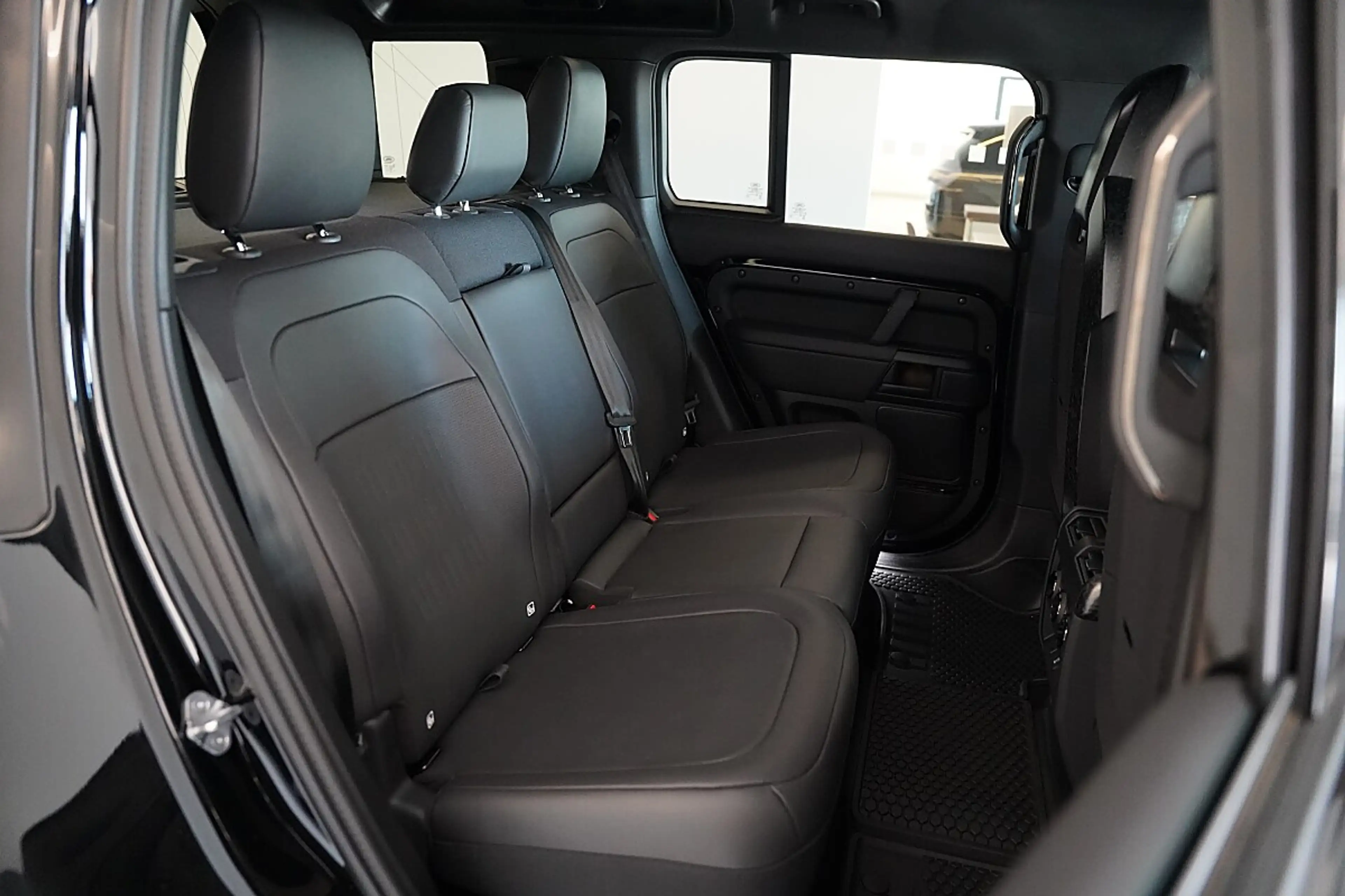 Land Rover Defender 110 OCTA Black P635 AWD Aut. — photo 7
