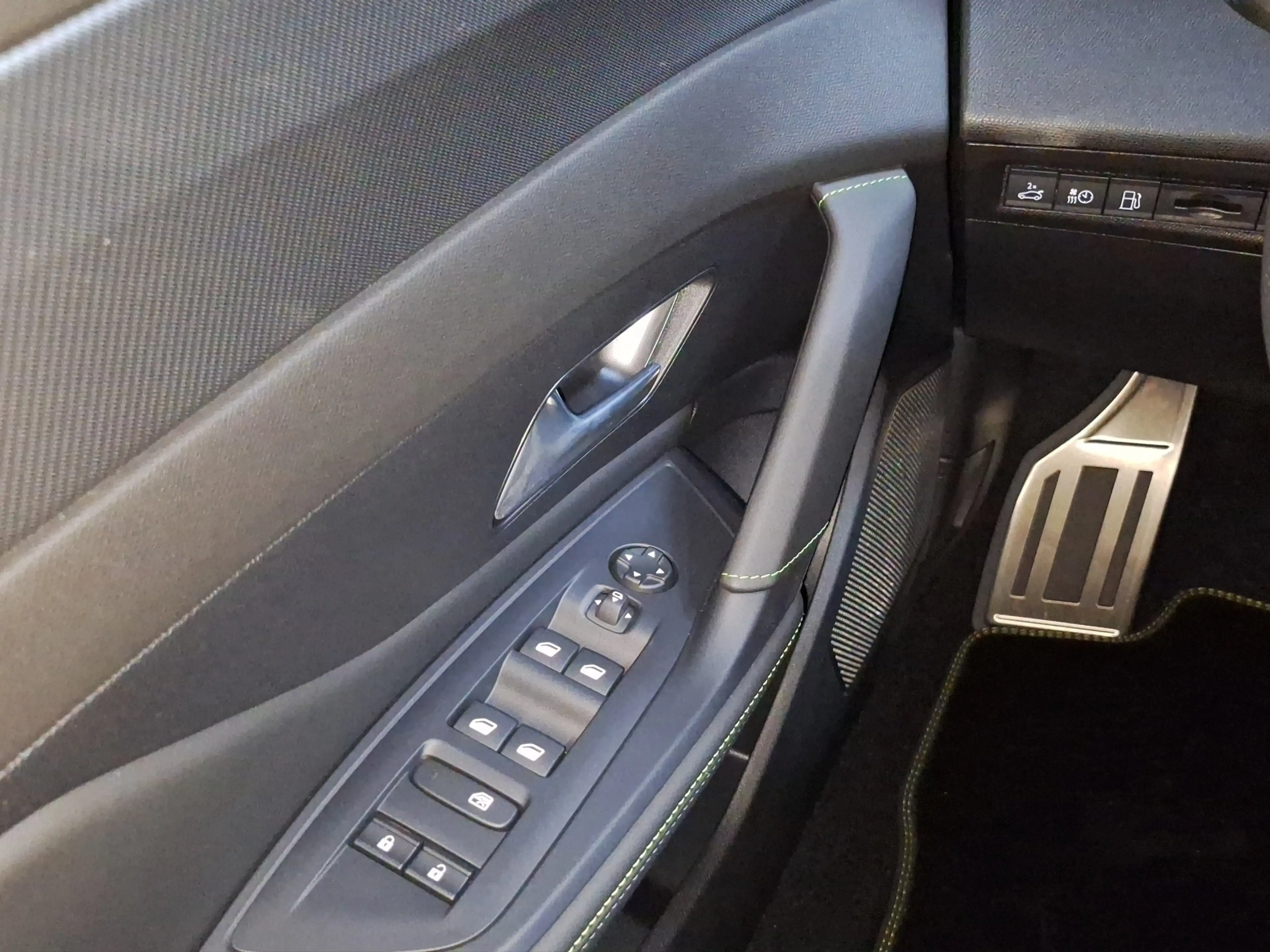 Peugeot 408 225 GT Exclusive Plug-in ACC+Alcantara — photo 11
