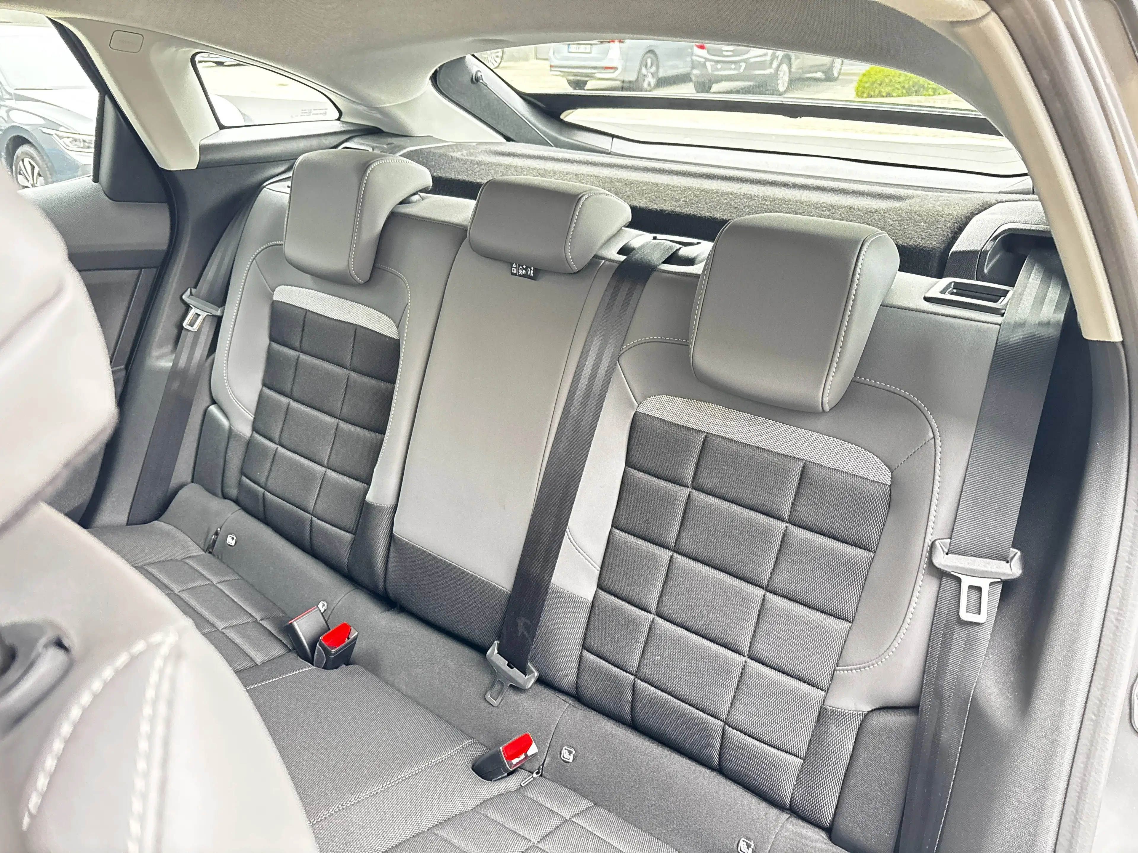 Citroen C4 Hybrid 145 e-DCS6 Plus 106 CO2 * CAMERA / CRUISE / DRAADLOZE APPLE CARPLAY & ANDROID AUTO / NAVI / LANE * — photo 7