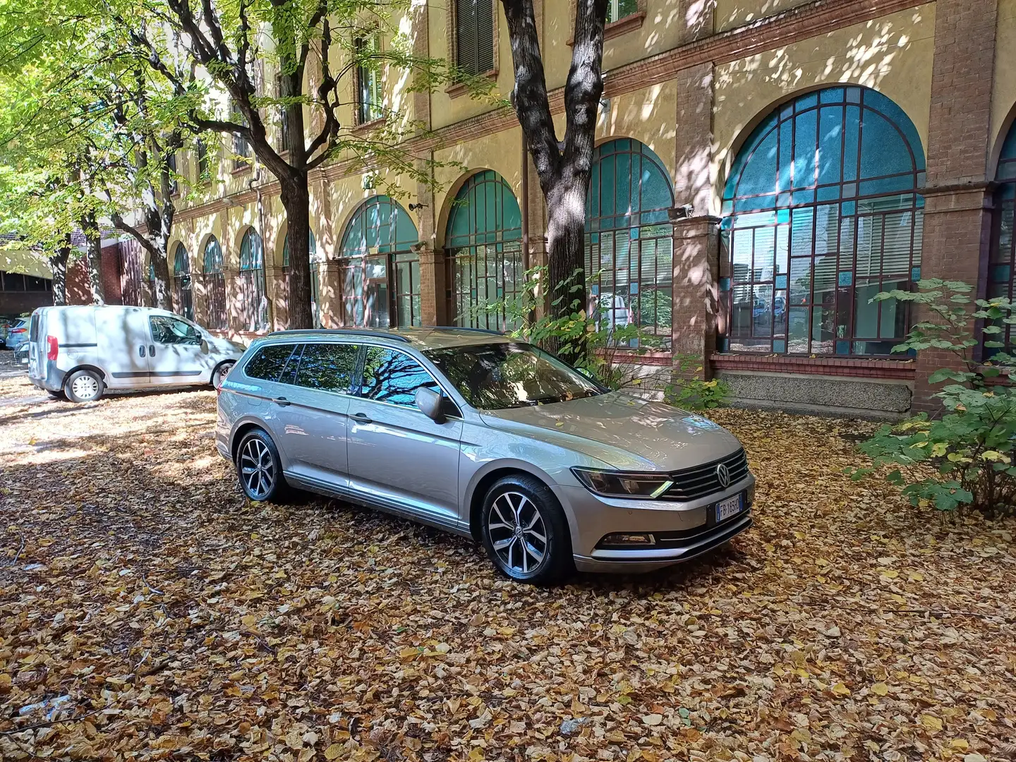 Volkswagen Passat Passat 1.6 tdi Business (businessline) 120cv dsg Zilver - 2