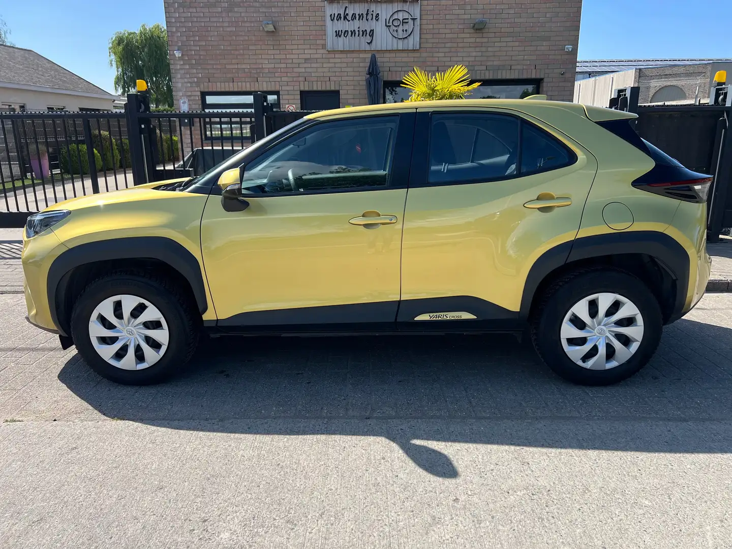 Toyota Yaris Cross 1.5i VVT-i Hybrid Dynamic E-CVT Zlatá - 2