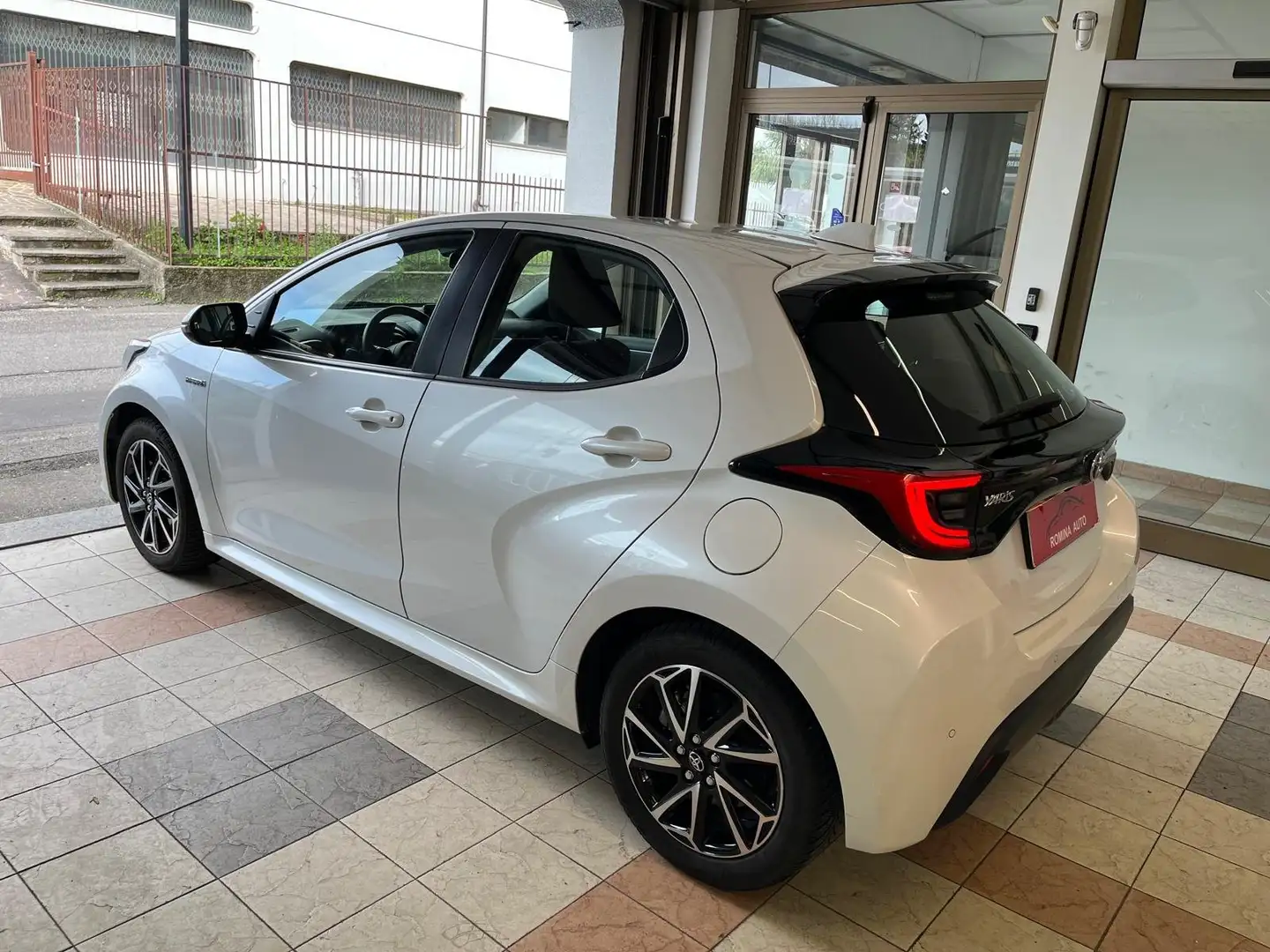 Toyota Yaris Yaris 1.5h Trend ADATTA AI NEOPATENTATI Blanco - 1