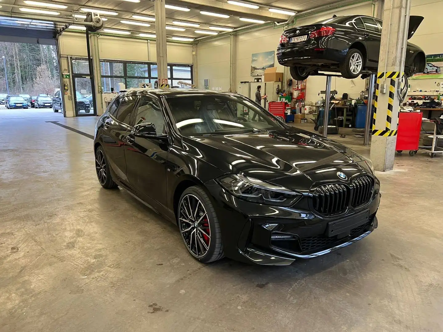 BMW 120 120d xDrive M Sport Aut. M Sport Schwarz - 2