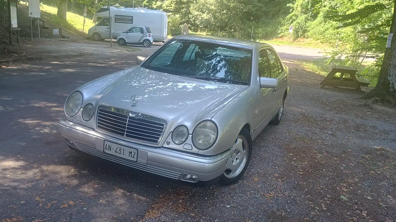 Mercedes-Benz E 200 Avantgarde GPL del 2023 restaurata ASI, foto 2