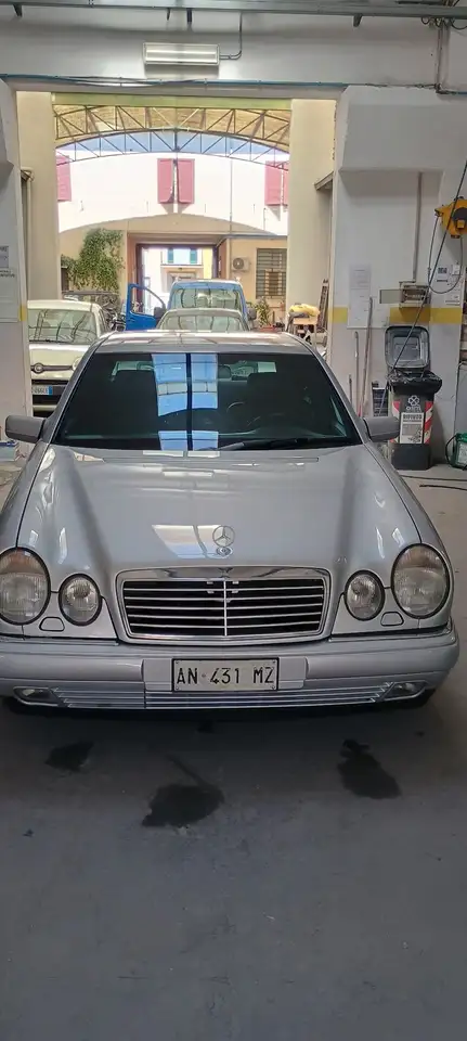 Mercedes-Benz E 200 Avantgarde GPL del 2023 restaurata ASI, foto 3
