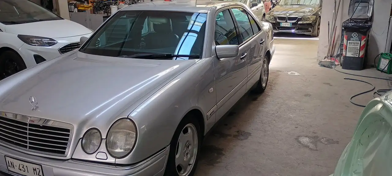 Mercedes-Benz E 200 Avantgarde GPL del 2023 restaurata ASI, foto 5