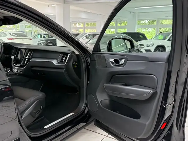 Volvo XC60 view 8