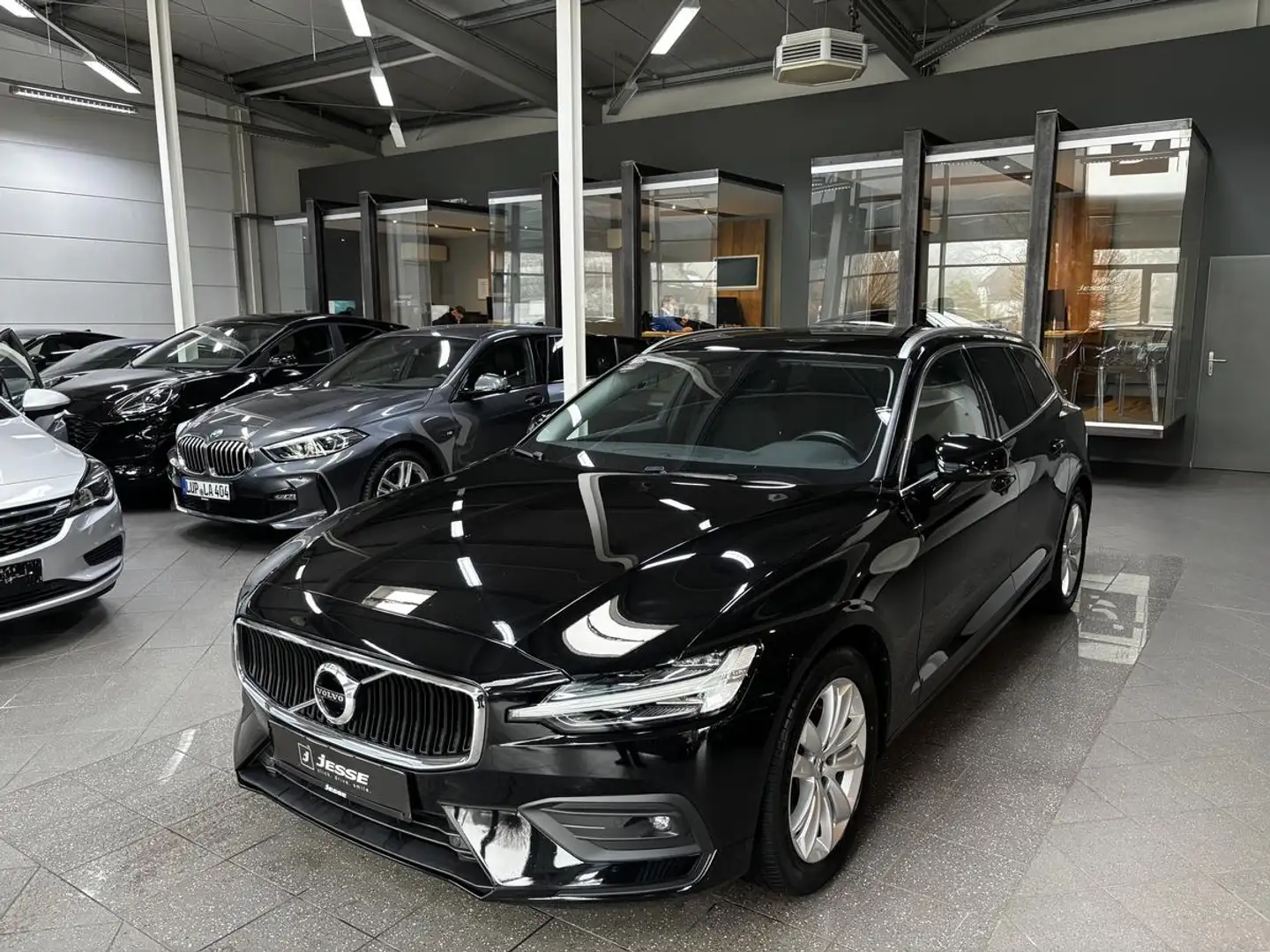 Volvo V60 B3 Momentum Pro LED Navi CarPlay AHK DAB+ Noir - 1