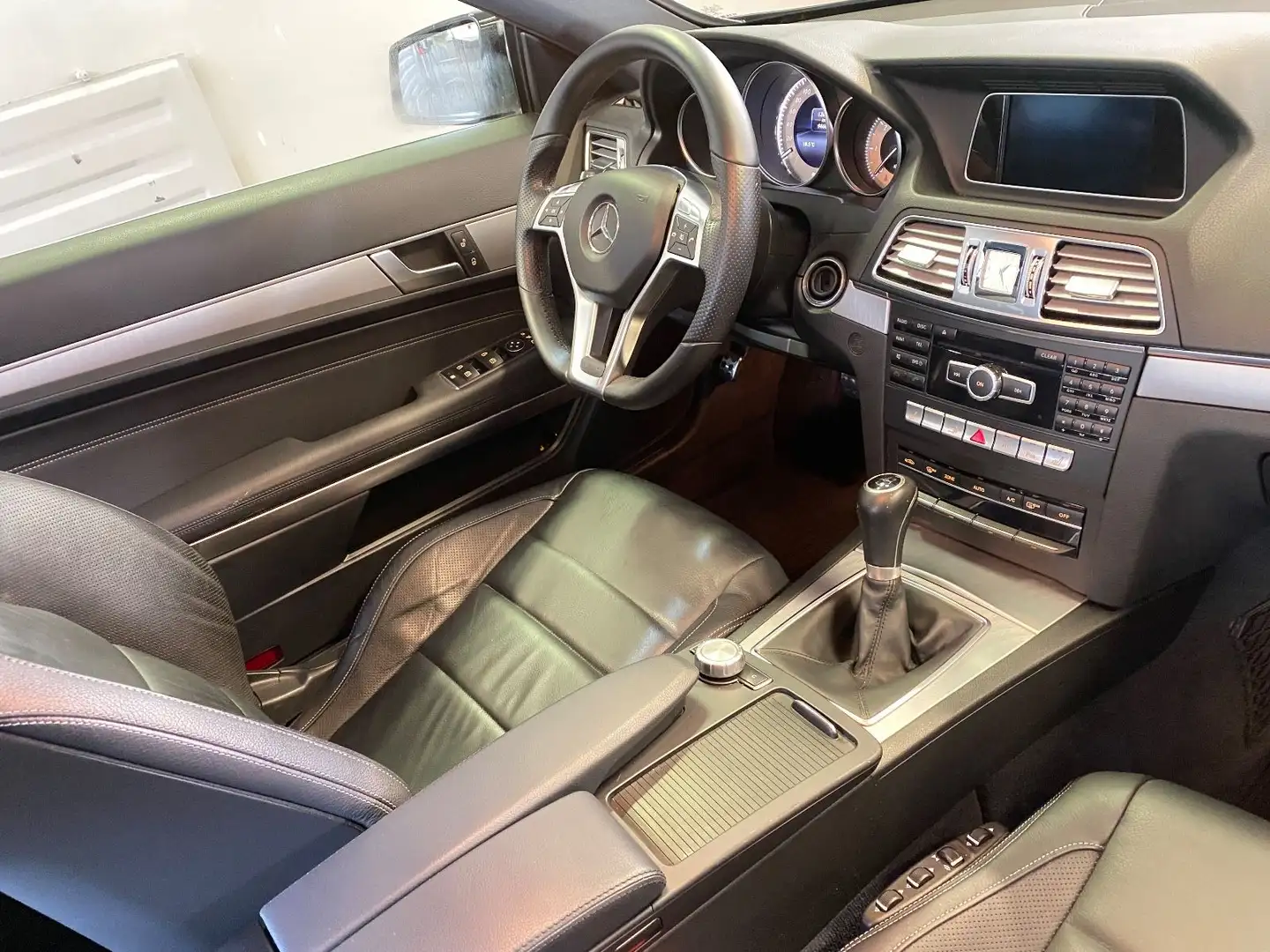 Mercedes-Benz E 220 Coupé E 220 BlueTEC AMG Räder Klasse Coupé Noir - 2