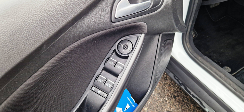 Ford Focus Business/Zahnriemen Neu/Automatik/Navi/PDC/Euro6/Finanzierung ab 6,99%/ — photo 16