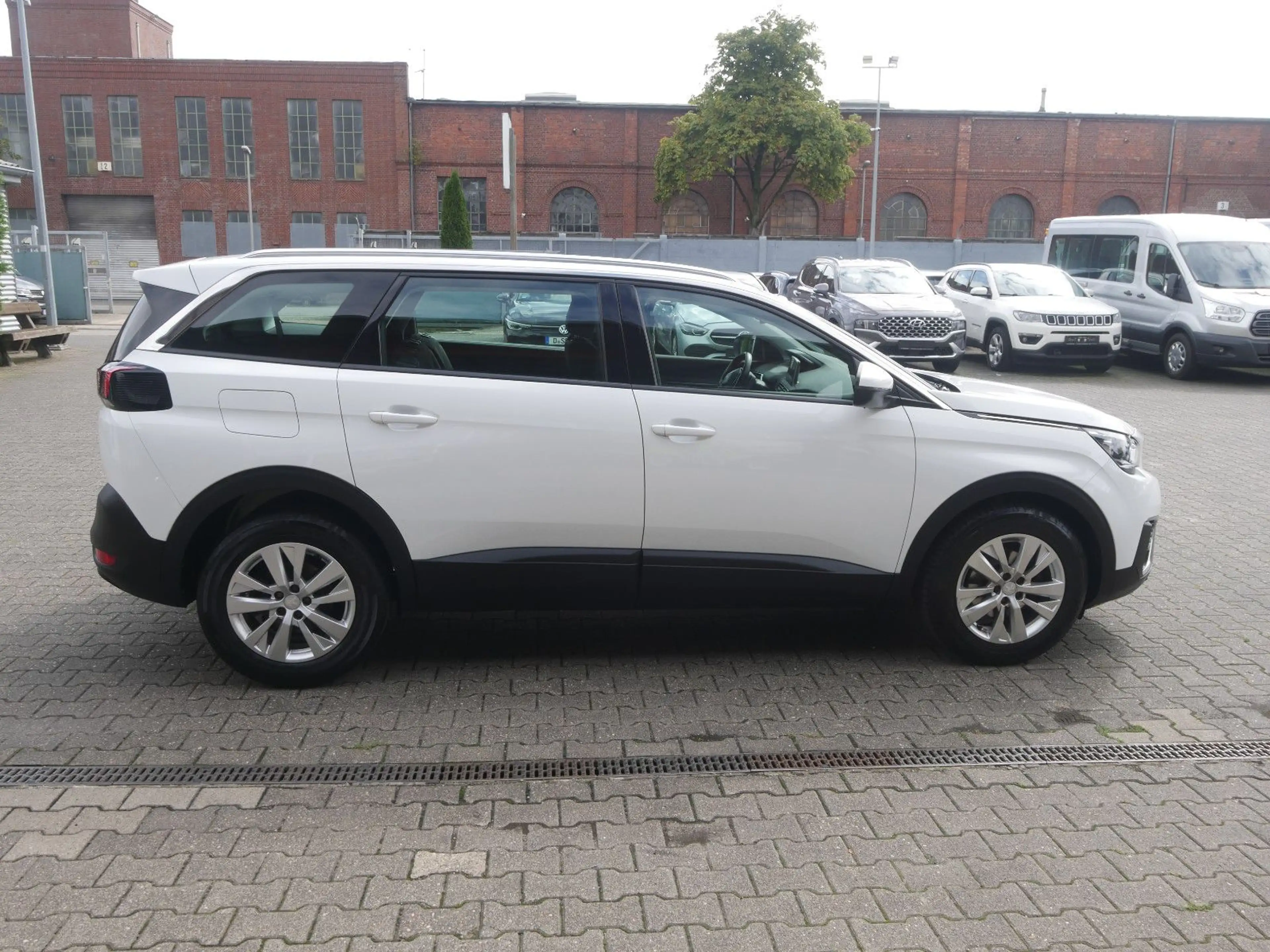 Peugeot 5008 Active 1.2 Pure Tech 130 Panorama 7 Sitze — photo 2