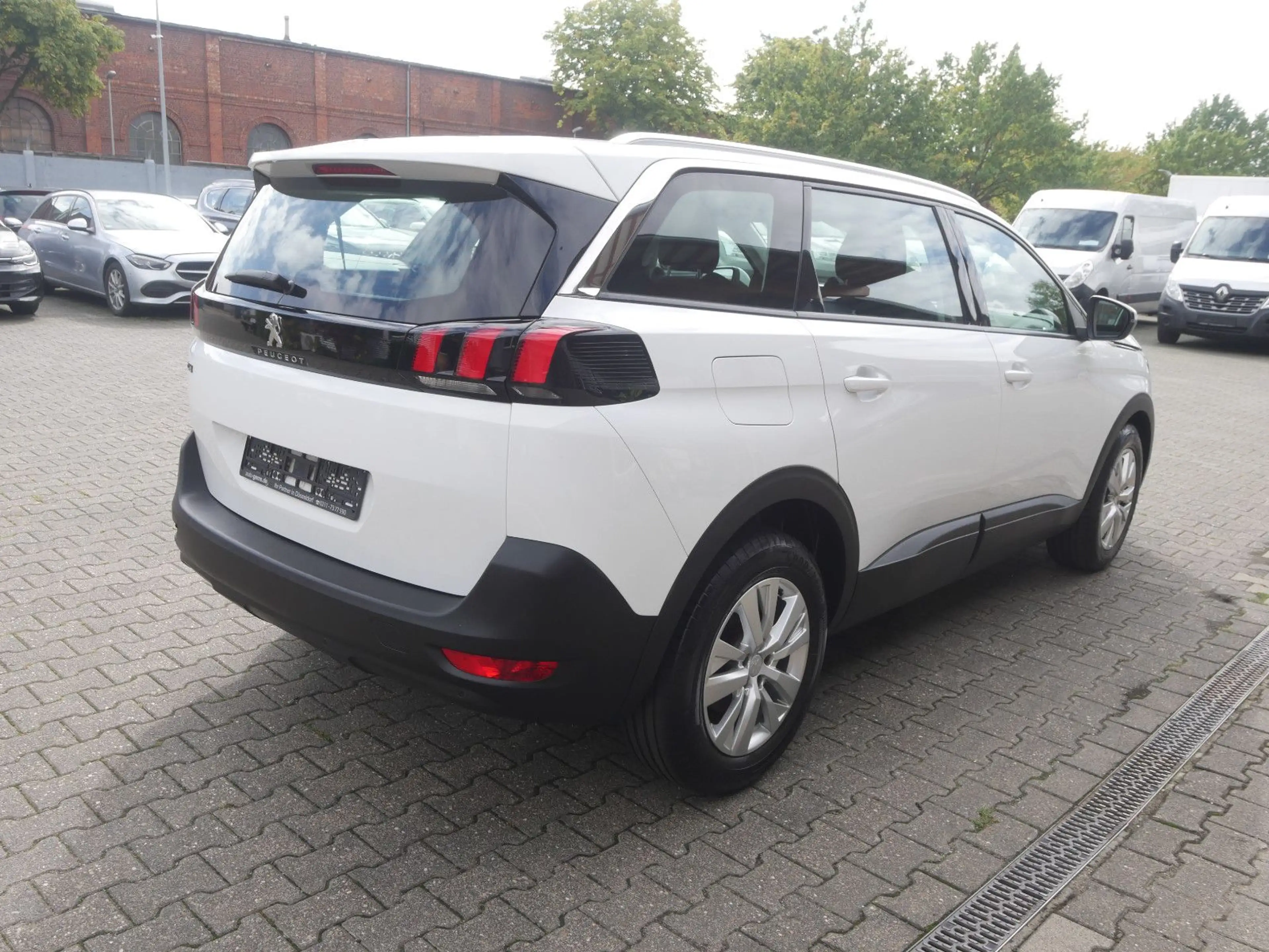 Peugeot 5008 Active 1.2 Pure Tech 130 Panorama 7 Sitze — photo 3