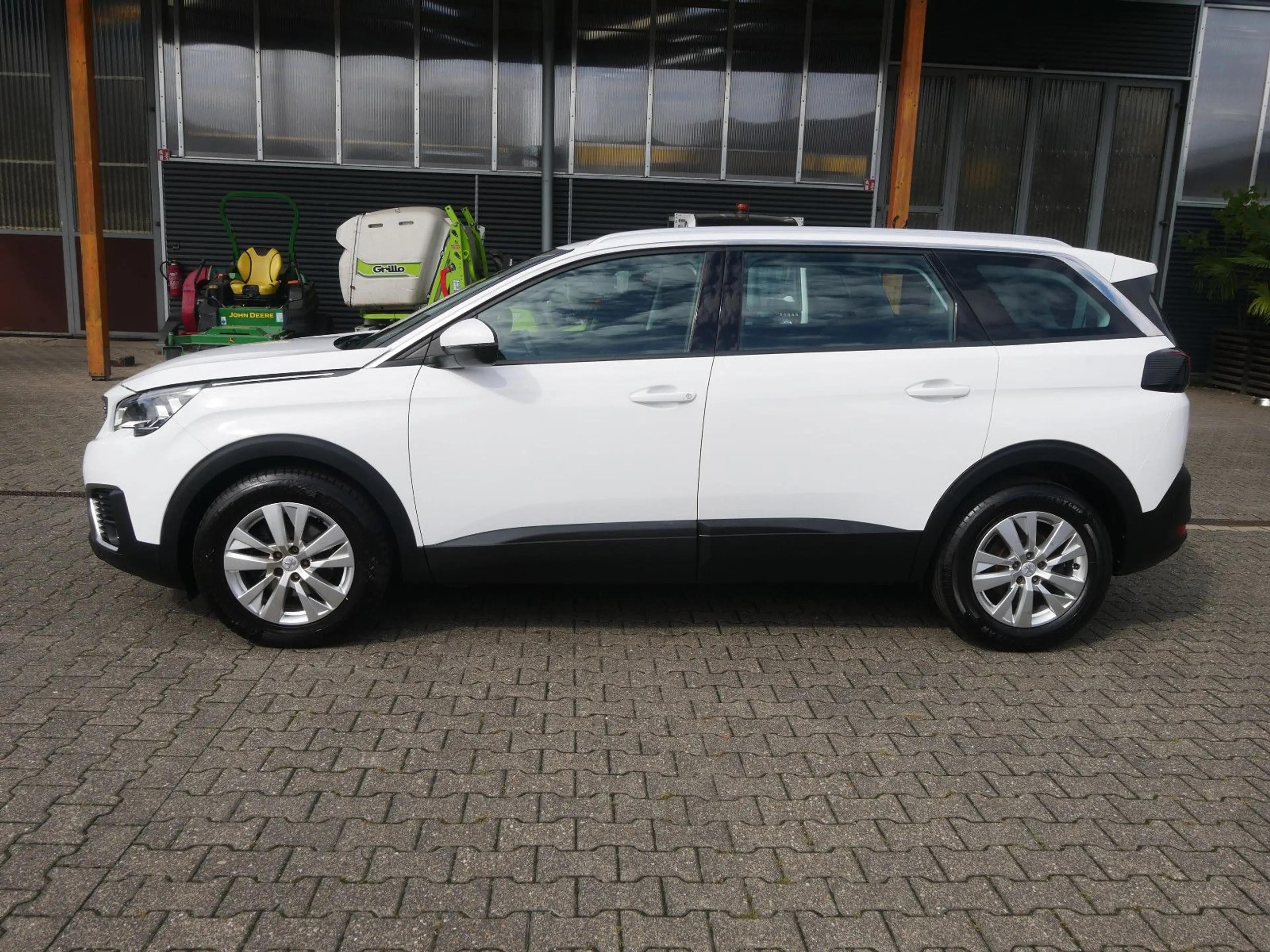 Peugeot 5008 Active 1.2 Pure Tech 130 Panorama 7 Sitze — photo 6