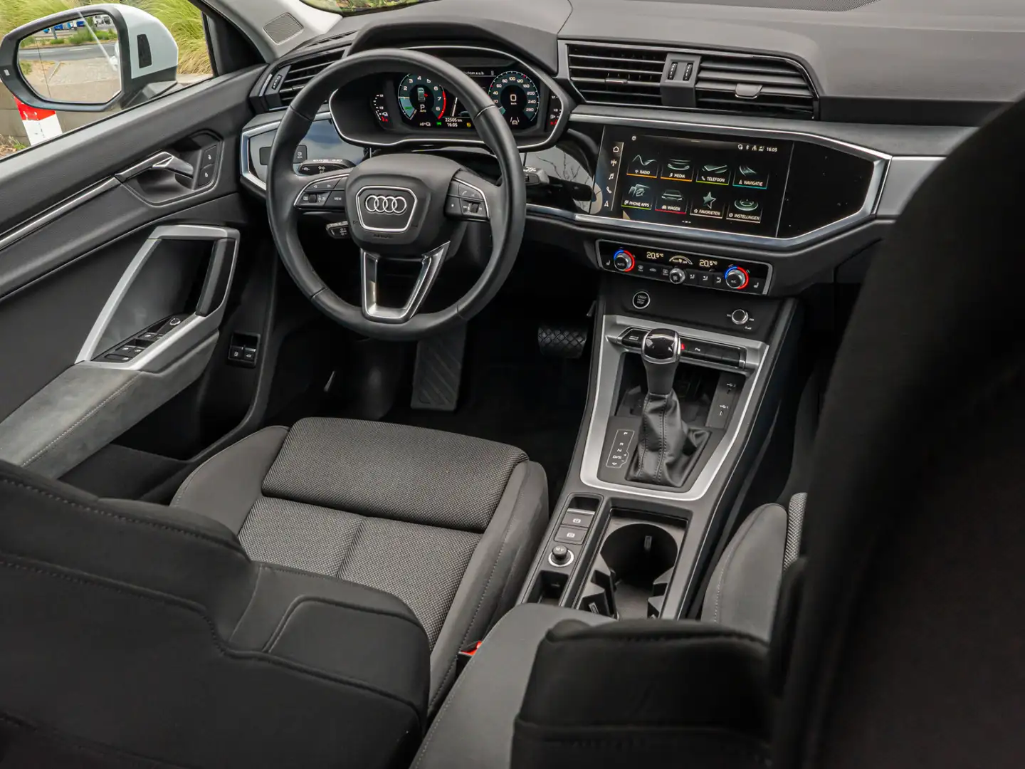 Audi Q3 45 TFSI e Advanced edition 19 INCH CAMERA BLACK OP Wit - 2