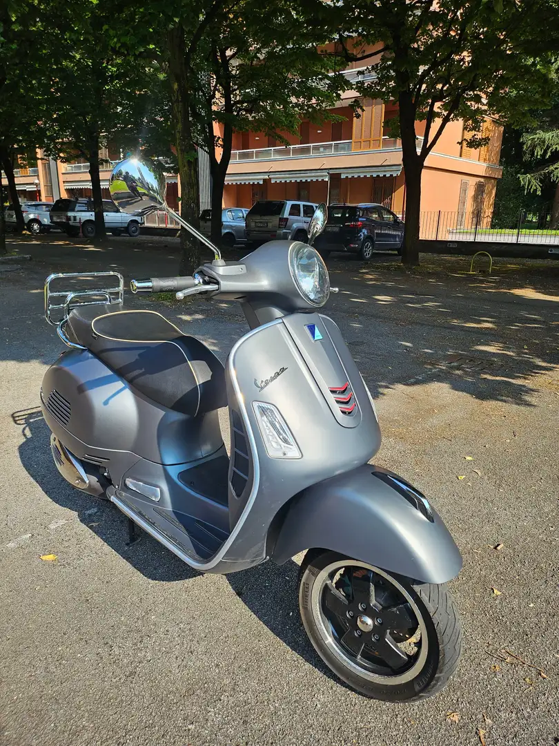 Vespa GTS 300 Super Sport Abs Grijs - 1
