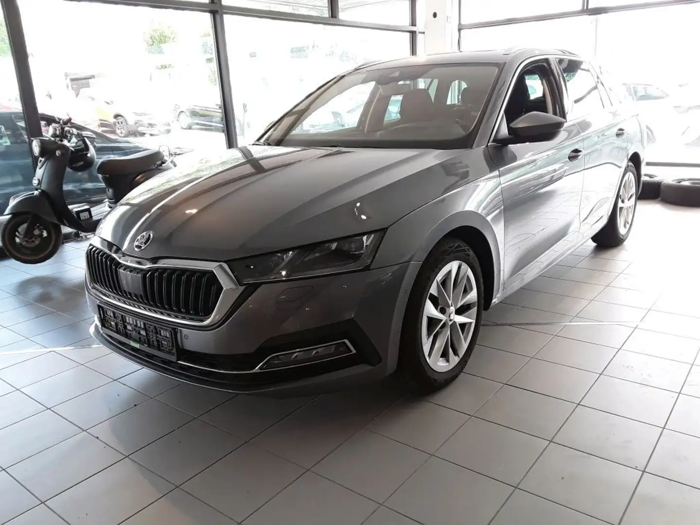 Skoda Octavia Combi 2.0 TDI DSG Style Gris - 2