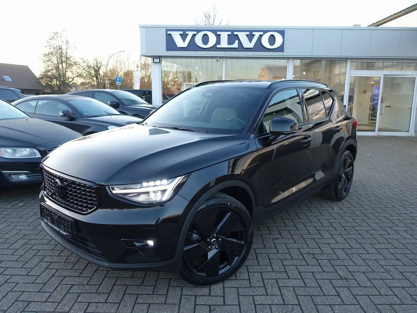 Volvo XC40 Black Edition Plus B3/360°Cam/Panorama/BLIS Schwarz - 1