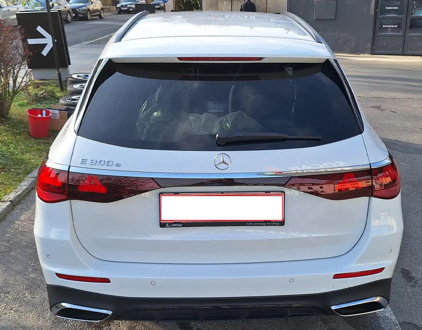 Mercedes-Benz E 300 AMG Weiß - 2