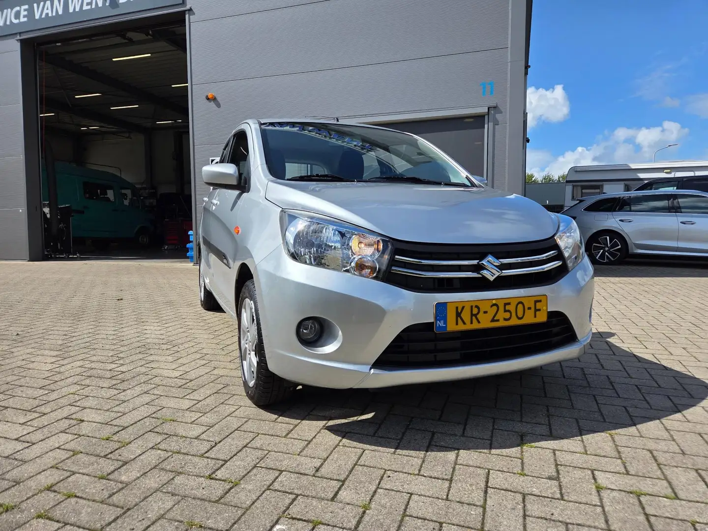 Suzuki Celerio 1.0 Exclusive Gris - 2