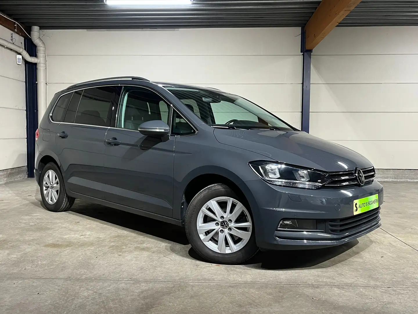 Volkswagen Touran 1.5 TSI Highline OPF DSG (EU6AP) Grijs - 1